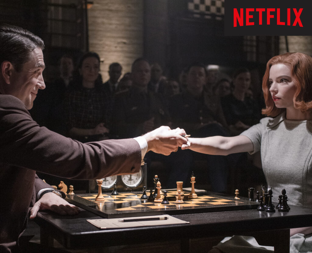 Escena de The Queen's Gambit con un tablero de Rechapados Ferrer