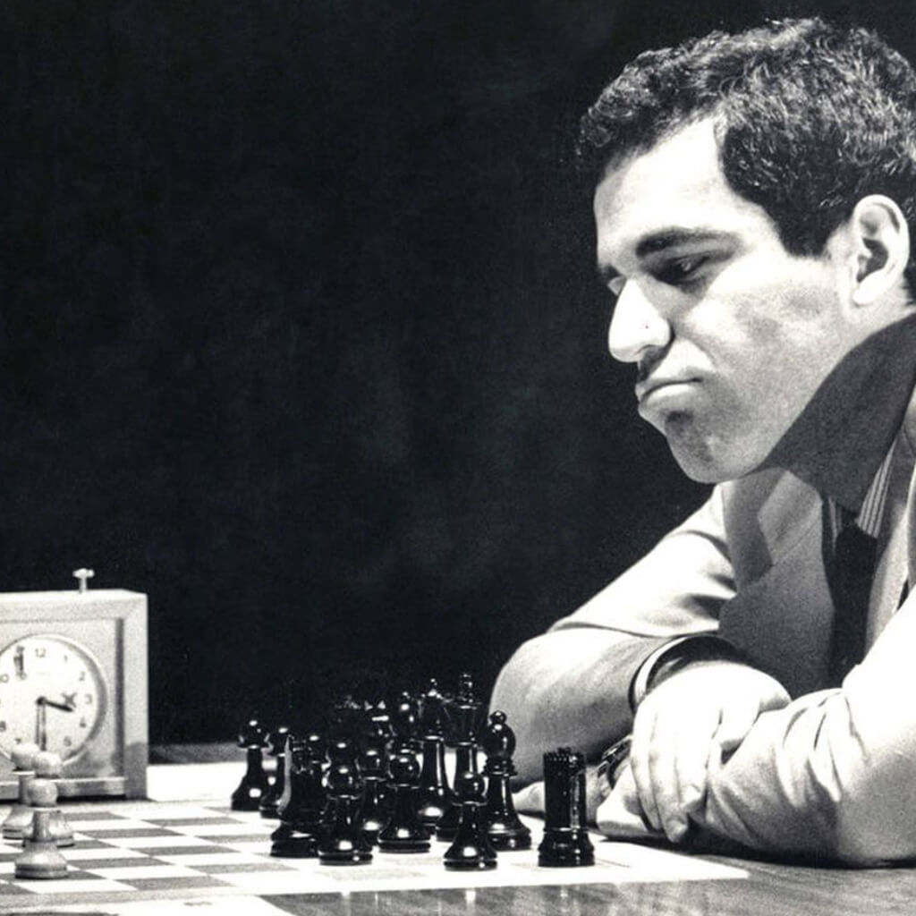 File:Kasparov Circulo de Ajedrez de Villa Martelli 2010.jpg - Wikimedia  Commons